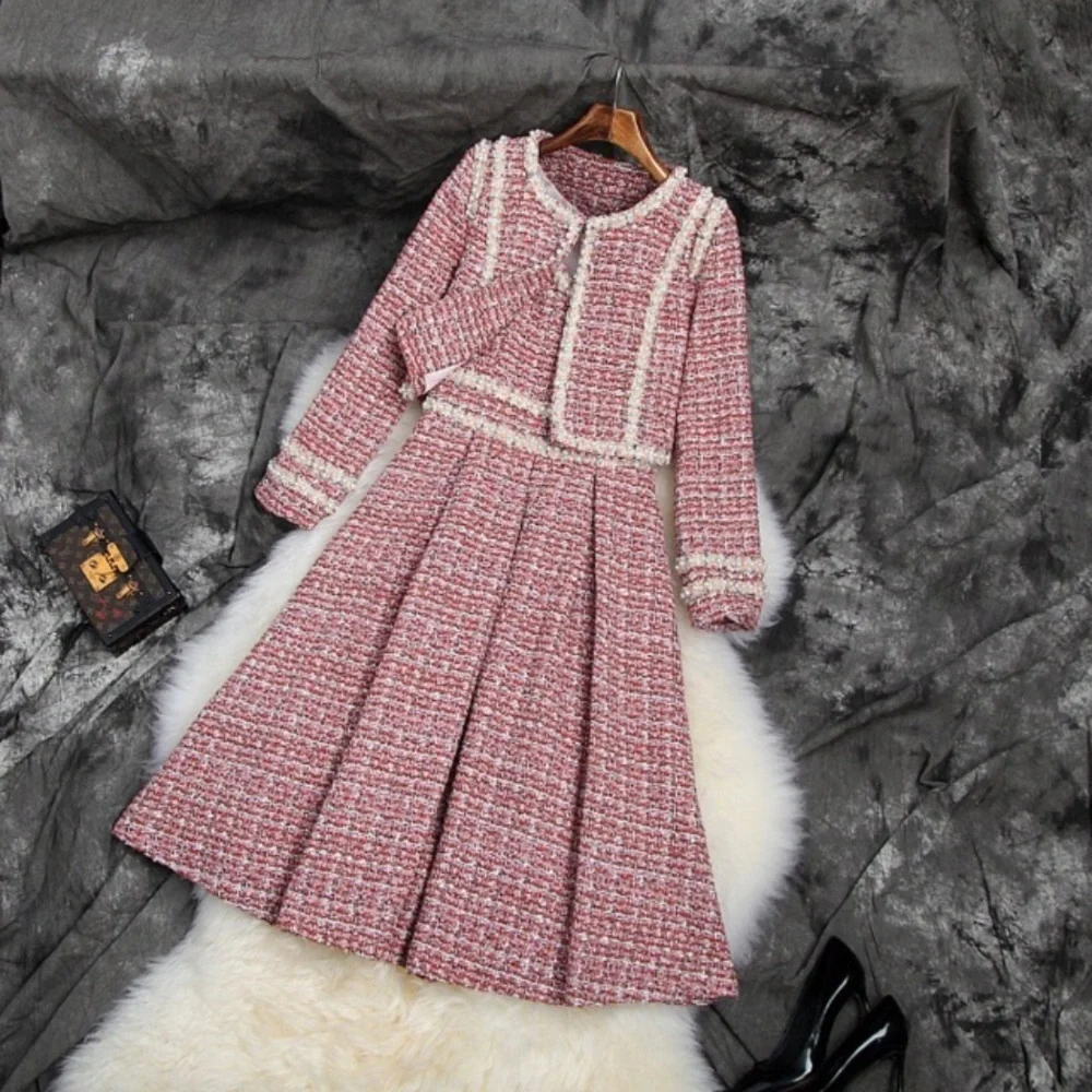 ⭐️SOLD⭐️Gorgeous tweed and pearl Jacket and Dress set - Picture 5 of 16